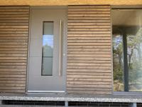 Neue Türenfront in anthrazit mit Holzverkleidung 