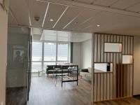 Bürogebäude mit Raumtrenner aus Holz mit Ausschnitten