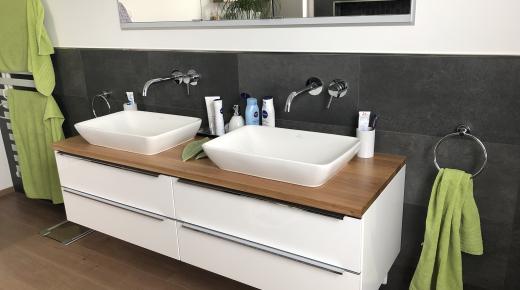 Waschtisch in weiß mit Holzplatte und Doppel-Waschbecken 