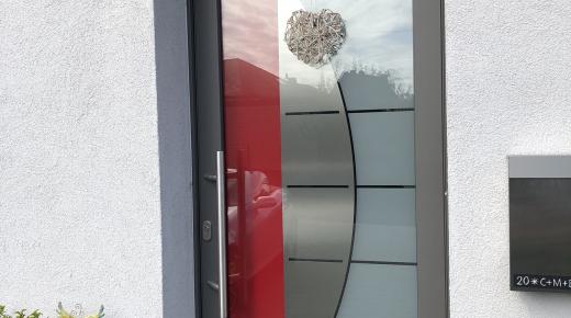 Haustür in grau und rot 