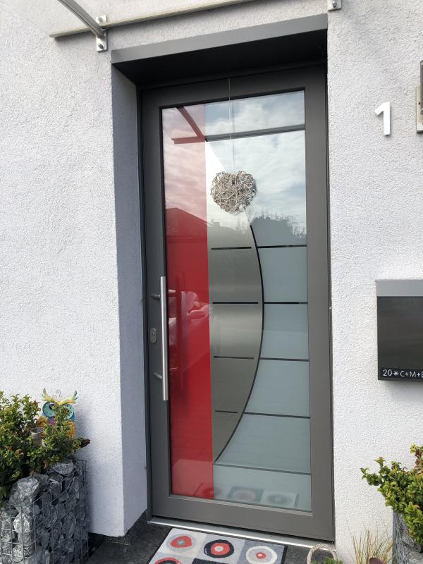 Haustür in grau und rot 