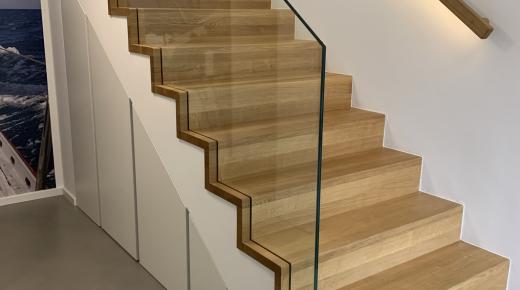 Holztreppe mit Glas-Geländer 