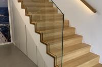 Holztreppe mit Glas-Geländer