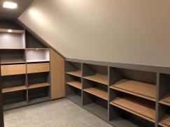 Offener Kleiderschrank in Dachschräge integriert