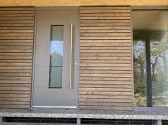 Neue Türenfront in anthrazit mit Holzverkleidung