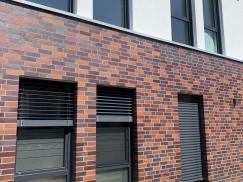 Fenster und Raffstore in anthrazit