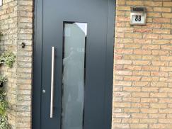 Haustür in anthrazit mit Milchglas-Lichtausschnitt und Vordach