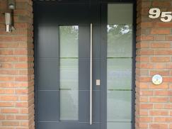 Haustür in anthrazit mit Milchglas-Lichtausschnitt und Milchglas-Seitenteil