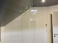Hochglanz Schrank in Dachschräge