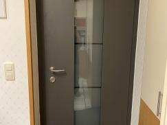 Wohnungseingangstür in anthrazit mit Milchglas-Lichtausschnitt