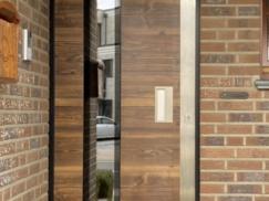 Haustür mit Holzverkleidung und mit Lichtausschnitt