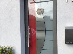 Haustür in grau und rot
