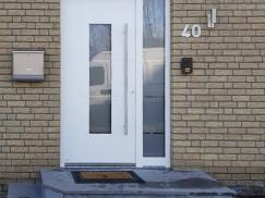 Haustür in weiß mit Milchglas-Lichtausschnitt und Milchglas-Seitenteil 