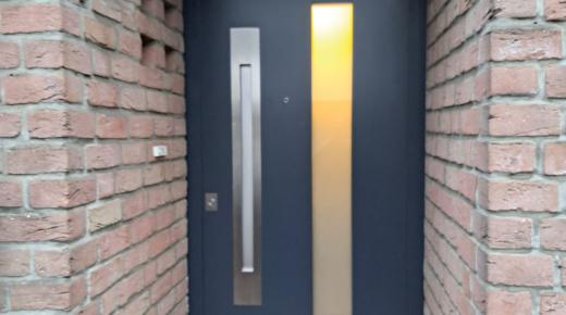 Haustür in anthrazit mit zwei vertikalen Milchglas-Lichtausschnitten