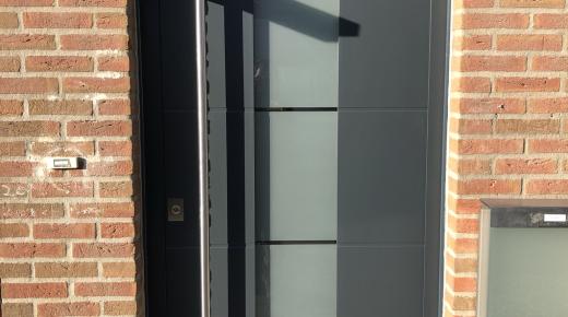 Haustür in anthrazit mit Milchglas-Lichtausschnitt