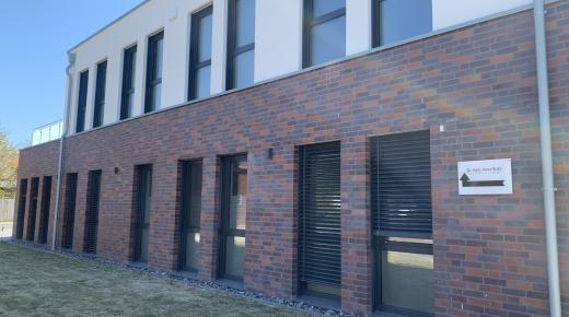 Bürogebäude mit Steinfassade im unteren Teil