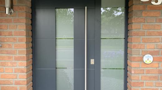Haustür in anthrazit mit Milchglas-Lichtausschnitt und Milchglas-Seitenteil
