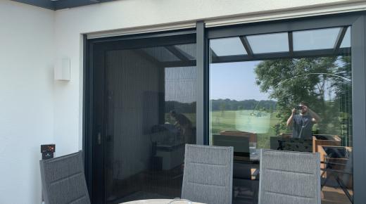 Terrassentür in anthrazit und Überdachung