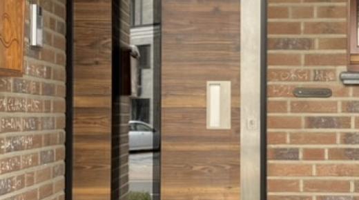 Haustür mit Holzverkleidung und mit Lichtausschnitt