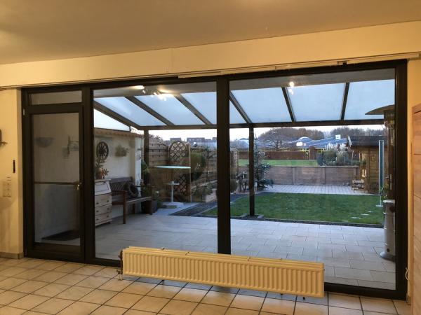 Fensterfront in anthrazit (Innenansicht)
