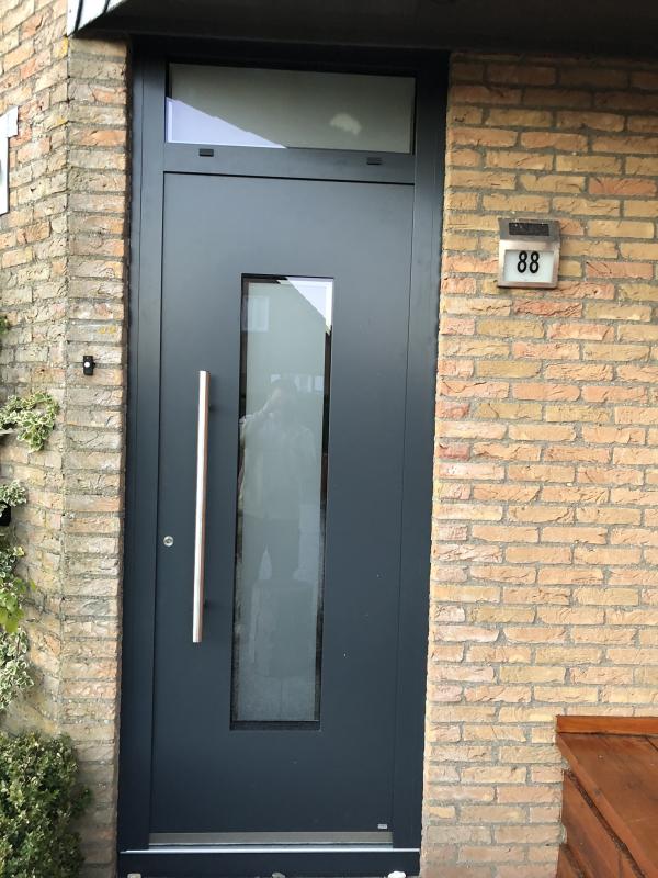 Haustür in anthrazit mit Milchglas-Lichtausschnitt und Vordach 