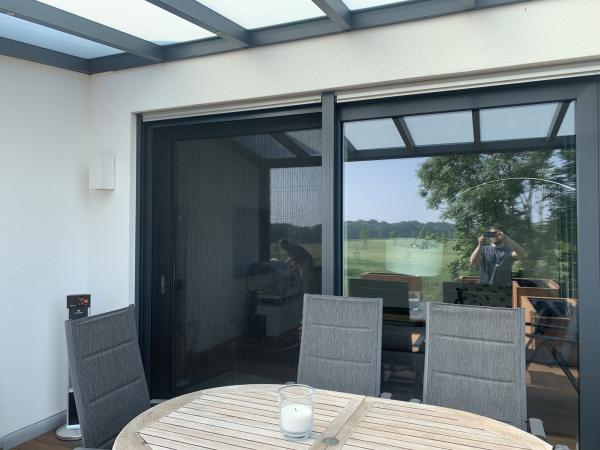 Terrassentür in anthrazit und Überdachung 