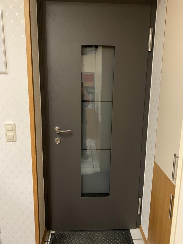Wohnungseingangstür in anthrazit mit Milchglas-Lichtausschnitt 