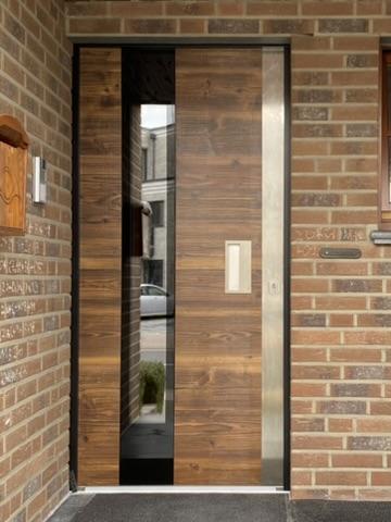 Haustür mit Holzverkleidung und mit Lichtausschnitt 