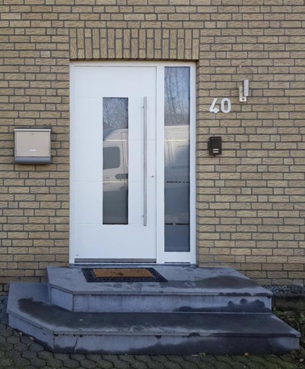 Haustür in weiß mit Milchglas-Lichtausschnitt und Milchglas-Seitenteil 