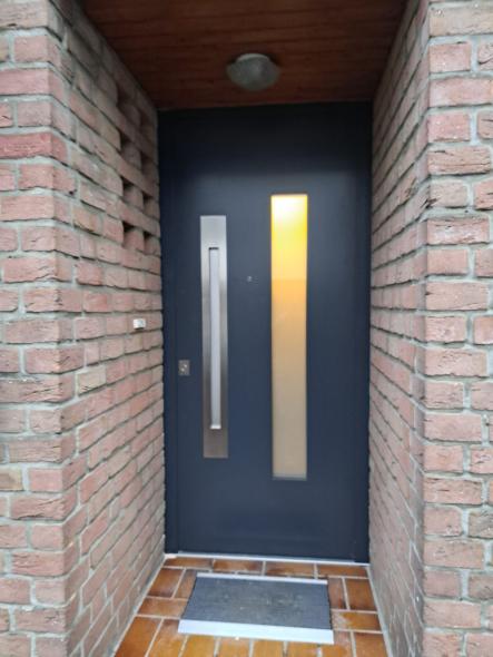 Haustür in anthrazit mit zwei vertikalen Milchglas-Lichtausschnitten