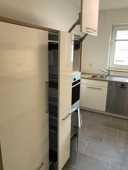 Küche mit Holzarbeitsplatte mit Auszugschrank