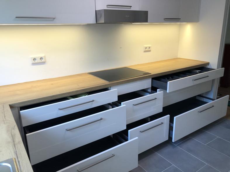Küche mit Holzarbeitsplatte mit ausgezogenen Schubladen