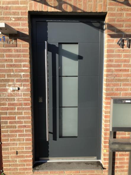 Haustür in anthrazit mit Milchglas-Lichtausschnitt