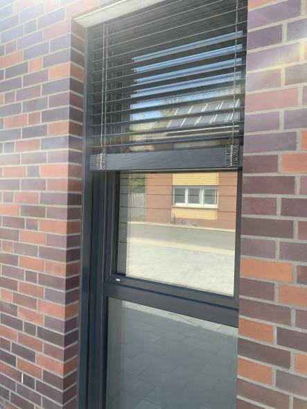 Bürogebäude mit Fenstern in anthrazit