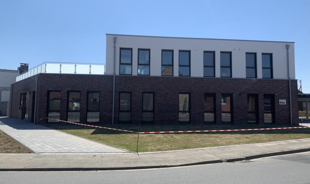 Bürogebäude mit Steinfassade im unteren Teil