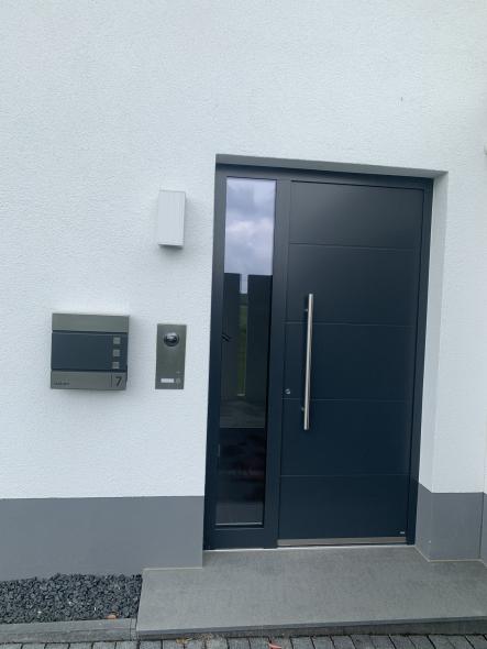 Haustür anthrazit mit Glas-Seitenteil