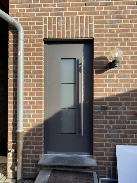 Haustür in anthrazit mit Milchglas-Lichtausschnitt