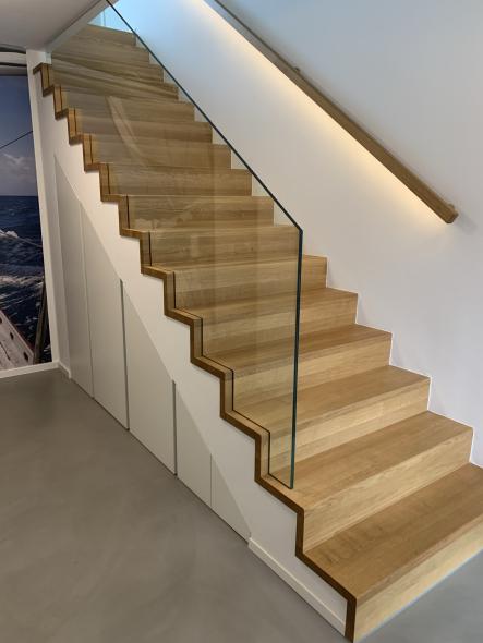 Holztreppe mit Glas-Geländer